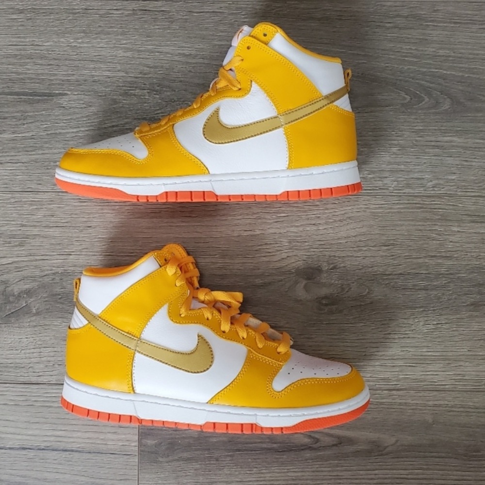 NIB Nike University gold dunk high